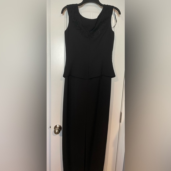 Black formal gown Size 4 worn once and dry cleaned - Picture 3 of 6